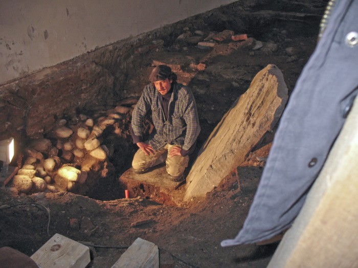  der  Archäologe Marcus Simm sucht im  Altbau nach Bodenbefunden zur Vorgängerbebauung.