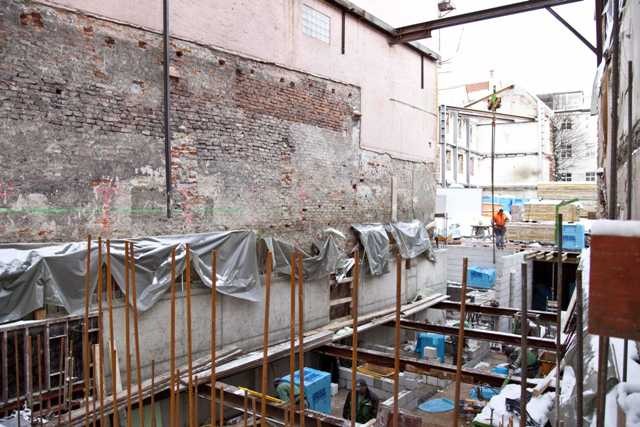 Im Bau befindliches Kellergeschoss der Neubaus, im Vordergrund Eisenstangen als Vorbereitung zum Betonieren