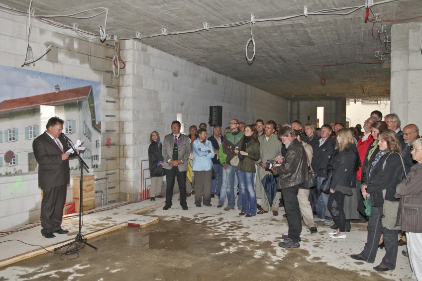 im Rohbau des Stadtmuseums, links Herr OB Stefan Bosse hält eine Rede, rechts Publikum