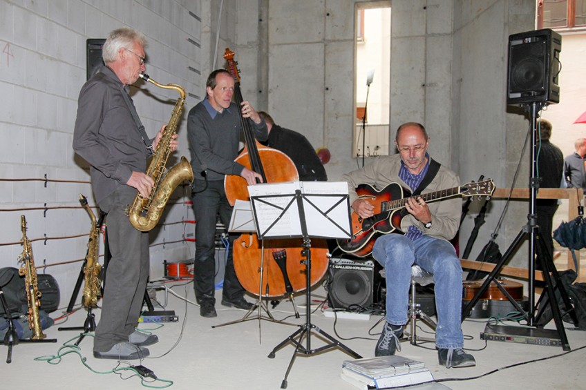 drei Musikanten, Saxophone, Kontrabass, Gitarre im Rohbau des Stadtmuseums