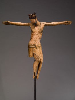 gekreuzigter Christus mit ausgestreckten Armen ohne Kreuz. Die Füße fehlen. Auf dem Kopf trägt er eine Krone.