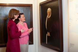 Zwei Besucherinnen sehen sich das Porträt von Barbara Hörmann von und zu Gutenberg an