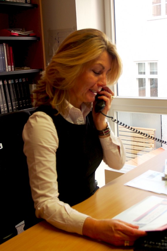 Frau Königsberger telefonierend in ihrem Büro