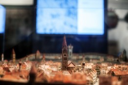 Blick über das Stadtmodell von Kaufbeuren. Vordergrund und Hintergrund verschwommen, in der Mitte die Martinskirche gut zu erkennen.