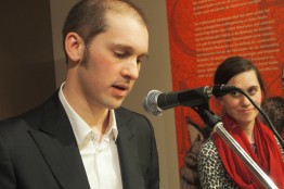 Tobias Güthner spricht in ein Mikrofon. Neben ihm Museumsleiterin Petra Weber