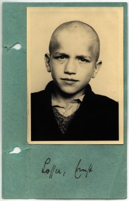 Portrait Ernst Lossa auf einer blauen gelochten Karte. Der Junge hat eine Glatze und sieht ernst in die Kamera. 