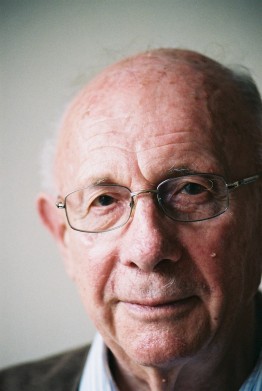 Portrait von Joachim H.: Ein älterer Mann mit Brille, der leicht lächelnd in die Kamera sieht.