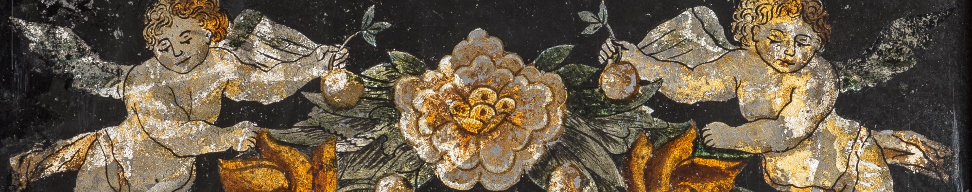 Ausschnitt aus einem Hinterglasbild: in der Mitte eine Blume, rechts und links davon je ein Engel