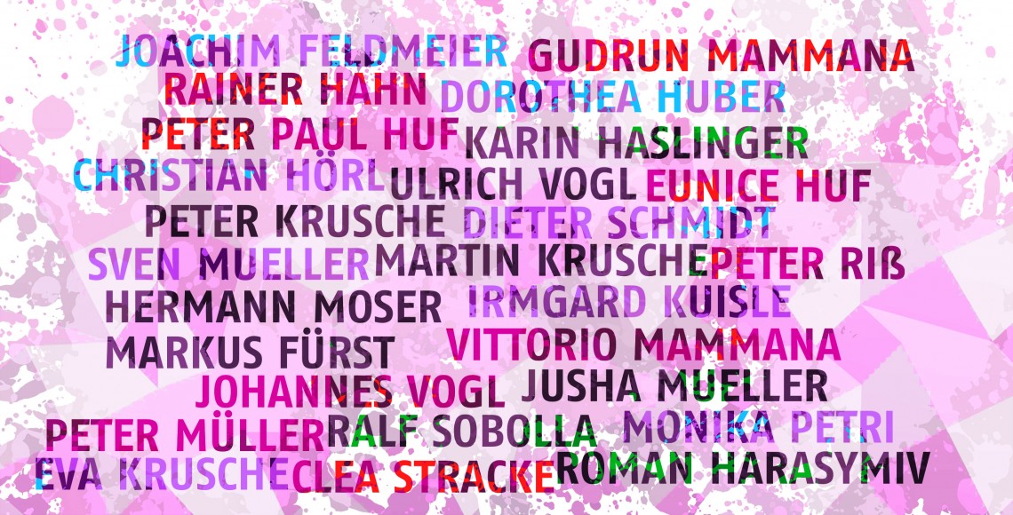 Plakat: Im Hintergrund violette geometrische Formen, darauf die Namen der Künstler in mehreren Reihen