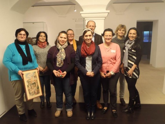 Gruppe von 8 Frauen und einem Mann im Museum, welche Teilnehmer der Interkulturellen Museumsführung sind