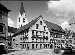 Schwarz-Weiß-Fotografie, links am Rand die Ecke des Weberhauses, frontal im Hintergrund die Martinskirche, rechts der Neptunbrunnen