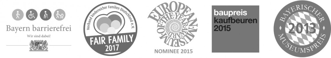 Verschiedene Logos: Bayern barrierefrei, Fair Family 2017, Nominee 2015 European Museum of the Year Award, Baupreis Kaufbeuren 2015, Bayerischer Museumspreis 2015