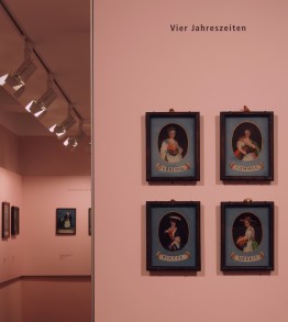Alle vier Hinterglasbilder der Jahreszeiten in der Ausstellung des Museums 