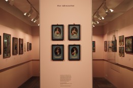 Ausstellungsraum Hinterglasbilder, Blick auf die Hinterglasbilder der vier Jahreszeiten