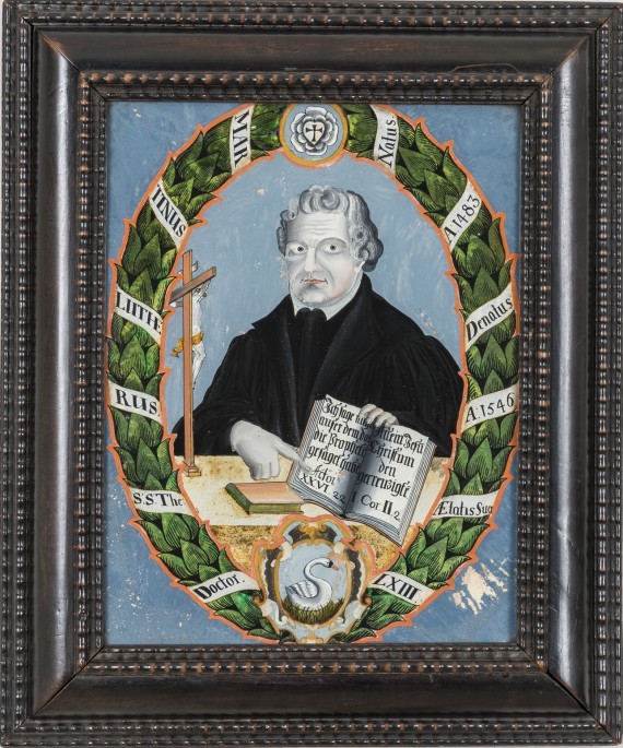 Hinterglasbild mit Portrait Martin Luthers, der die Bibel in der Hand hält und von einem Blattkranz umgeben ist