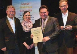 Foto der Verleihung mit vier Menschen, darunter OB Stefan Bosse und Museumsleiterin Petra Weber mit der Urkunde 