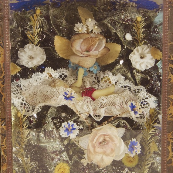 Reichlich ausgeschmücktes Eingericht mit Christuskind und Blumen