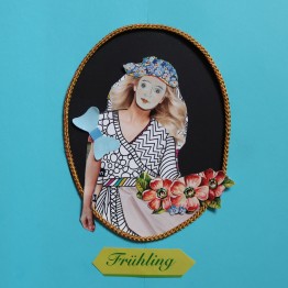 Nachstellung des Hinterglasbildes: Collage aus Zeitungsausschnitten einer Frau im Kleid mit Blumenkranz im Haar und Blumenkorb in der Hand und einer Schleife am Arm