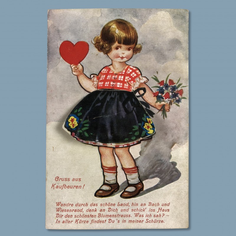 Eine Grußkarte: Darauf ein Mädchen, in der rechten Hand ein Herz und in der rechten Hand ein Blumenstrauß