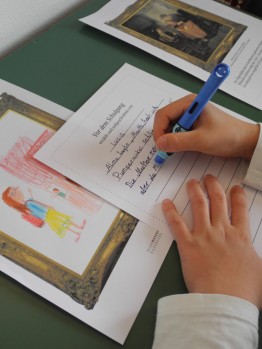 Ein Kind schreibt etwas auf einem Blatt, darunter liegt eine Zeichnung eines Mädchens mit Schulranzen, das seiner Mutter im Haus zuwinkt