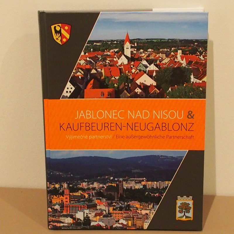 Buch &quot;Jablonec nad nisou & Kaufbeuren-Neugablonz&quot;, auf dem Cover oben eine Fotografie der Altstadt Kaufbeurens von oben, unten eine Fotografie der Stadt Jablonec