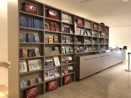 Bild eines Regals des Museumsshops mit vielen Büchern