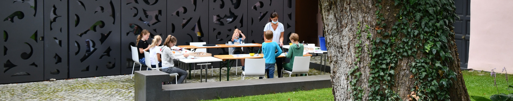 Blick in den Museumshof mit Kindern beim Ferienatelier.