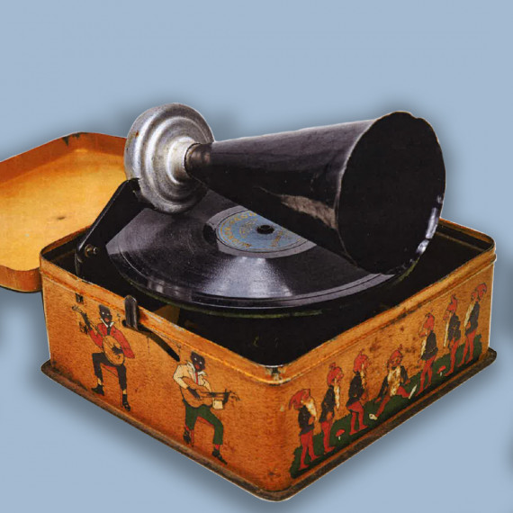 ein Kindergrammophon in einer Blechdose, auf dem Rand der Dose verschiedene kindlich dargestellte Musikanten