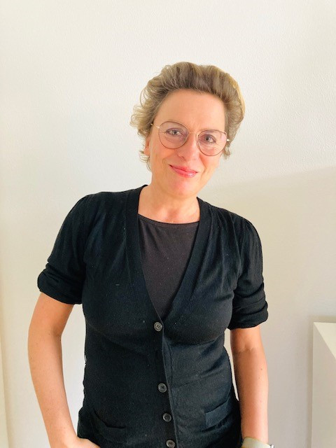 Petra-Lina Schulze, eine Dame mittleren Alters mit Brille und schwarz gekleidet