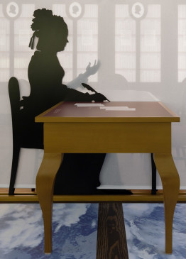 Blick auf die Silhouette der schreibenden Sophie von La Roche am Schreibtisch