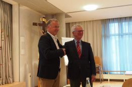 Übergabe der Vorstandschaft: Der neue Vorsitzende Dr. Andreas Rhein dankt Dr. Rainer Jehl
