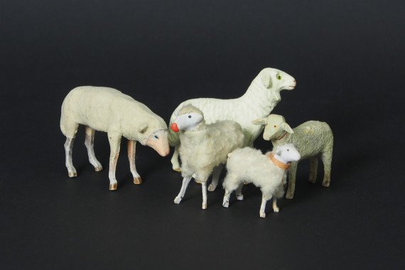 Krippenfiguren, eine Gruppe von weißen Schafen