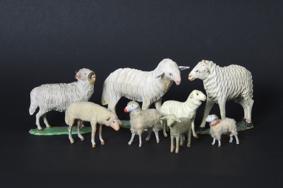 Krippenfiguren, eine Gruppe von 8 weißen Schafen