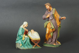 Krippenfiguren &quot;Die Heilige Familie&quot;, links sitzen Maria und das Jesukind in der Krippe, rechts stehend Josef