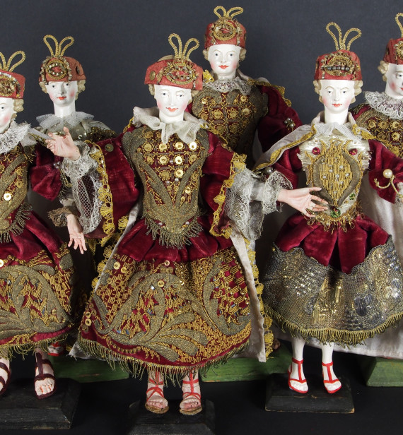 6 Porzellan-Engel in 2 Reihen stehend mit rot-gold gemusterten Kleidern und roten-goldenen Kappe