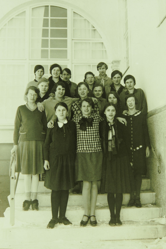 mehrere junge Schülerinnen des Mariengymnasiums auf einer Treppe, das Foto stammt aus dem Jahr 1929
