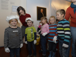 Kinder probieren eine Per&uuml;cke an