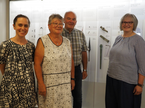  &Uuml;bergabe eines Keltenbeils aus der Bronzezeit an das Museum: Museumsleiterin Petra Weber mit Christine und Helmut Schie&szlig;ler und Elfriede Ebinger vor der Vitrine in der Dauerausstellung